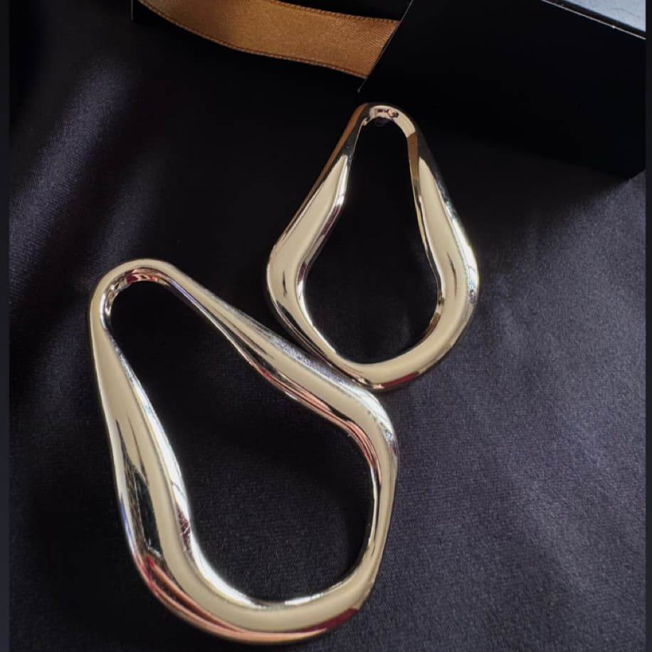 Hiléra Modern Gold Curves Earring